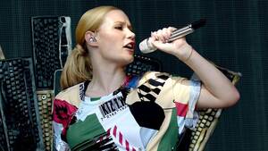 2016 Iggy Azalea Nude - Iggy Azalea 'felt violated' by nude photo leak - BBC News