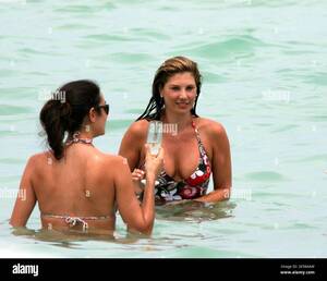 Latina Porn Daisy Fuentes - Exclusive!! Hot Latina model and actress Daisy Fuentes enjoys some  champagne and pizza on Miami Beach with friends and family. Miami Beach,  Fla. 6/24/07. [[tag mab]] Stock Photo - Alamy