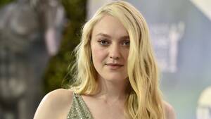 Dakota Fanning Porn Facial - Dakota Fanning's Instagram Selfie Game is on Point!