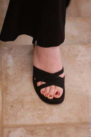 Arab Hijab Showing Sexy Feet - Hijab Girls Feet Porn Pics & Naked Photos - PornPics.com