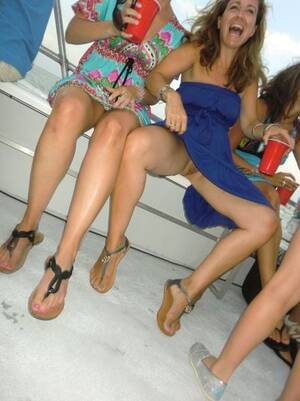 Amateur Wife Drunk Public Pussy Flash - Wife Flashing Friends