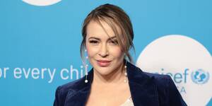 Alyssa Milano Porn Bondage - Alyssa Milano Celebrates 50th Birthday With Make-Up Free Selfie