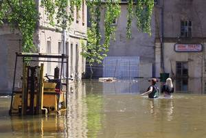 Levanta A Saia - Cena foi registrada em Nienburg, na Alemanha, (Foto: Jens Wolf/AFP