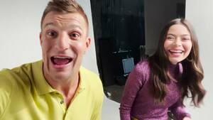 Miranda Cosgrove Facial Porn - Rob Gronkowski and Miranda Cosgrove To Host the 2022 Kids Choice Awards on  Nickelodeon