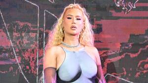 iggy azalea slapping pussy - Iggy Azalea Show Stopped After Wardrobe Malfunction In Saudi Arabia