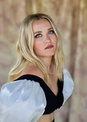 Emily Osment Porn - Emily Osment Dishes On Kissing Scenes And Pretty Smart