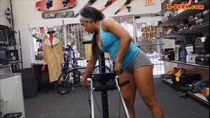 ebony gym fuck - Ebony gym trainer sells her equipment and fucked by pawn man - PORNORAMA.COM