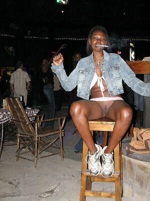 Black Pussy In Public - Black girls show pussy. Photo #5
