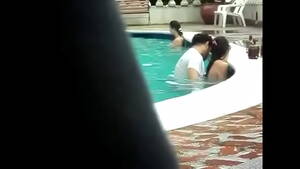 Caught Having Public Sex Porn - Gordinho metendo na piscina - Colombian Couple Caught Having Sex In A Public  - XVIDEOS.COM
