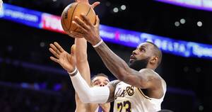 Lebron James Porn - LeBron James becomes first NBA player to score 40,000 points - Los Angeles  Times