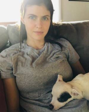 Alexandra Daddario Lesbian Porn - The hottest celebrities rockin the no makeup look in quarantine (21 Photos)