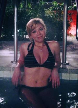 jennette mccurdy foot porn - Jennette McCurdy Facebook Bikini Candid