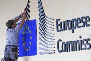 Fly On The Wall Porn - Brexit talks to resume this week after EU warning on Irish border