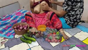 Bhojpuri Bhabhi Porn - XXX Bhojpuri Bhabhi, while selling vegetables, showing off her fat nipples,  got chuckled by the customer! - XXXi.PORN Video