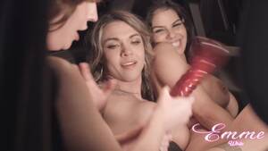 Fabi Brazilian Lesbian Porn - Fabi Thompson, Fernandinha Fernandez e Emme White Brincando com Dildos  Dentro do Carro - Pornhub.com