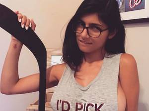 Glasses Mia Khalifa Anal - Mia Khalifa Absolutely Destroys Idiot Who Got Her Face Tattooed On His Leg  - Pairade