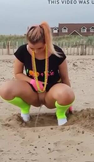 College Pee Porn - College Girl Peeing on the Beach - ThisVid.com