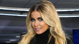 Carmen Electra Bondage Porn - Carmen Electra Whips Hair In Bikini During 'Baywatch Moments'