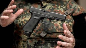 Gun Porn - Sexy Glock 17C Gen 4 Gun Porn