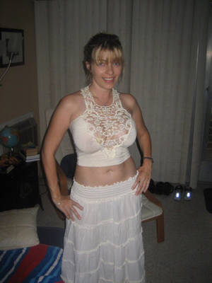 Homemade Wife Porn Tumblr - Naked woman in the hallway of the hotel (APP - / Amateur Porno Photos