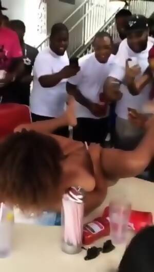 ebony fingering in public - Ebony Hottie Letting People Finger Her In Public - EPORNER