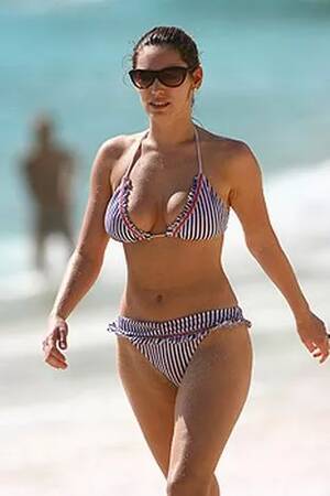 Kelly Brook - Kelly Brook shows us her killer curves - Mirror Online