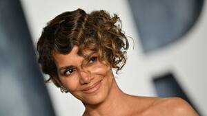 erotic nudism gallery - Halle Berry Poses Nude While Drinking Wine on Her Balcony In New Pic