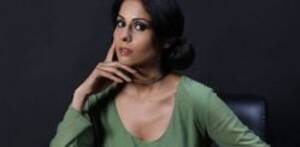 Ayesha Omer Sexy Porn - Ayesha Omer slams Troll who criticised Outfit Choice | DESIblitz