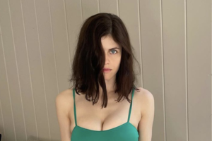 Alexandra Daddario Having Sex - Alexandra Daddario's Arms, Legs Are Toned In A Mini Dress On IG