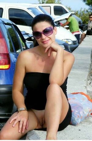 milf pussy upskirts - Nice MILF upskirt to see pussy - \