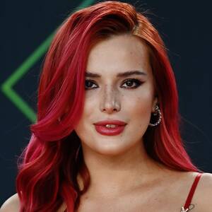 Bella Thorne Porn Caption Hypnotized - Bella Thorne Has Toned Abs, Legs In A Crop Top, Shorts In IG Pics