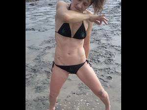 girl pissing on nude beach - 