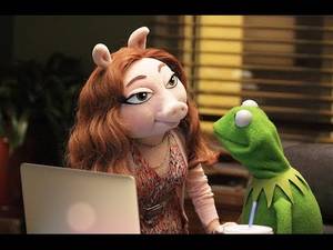 Miss Piggy Puppet Porn - Meet Kermit The Frog's New Girlfriend