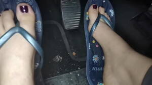 Barefoot Flip Flops Pussy - Nicoletta's adorable little feet in flip-flops press on the pedals and  orgasm hairy pussy in the car - XVIDEOS.COM