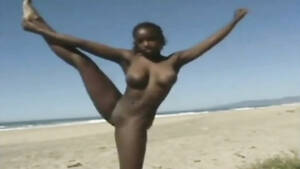 black lady naked at beach - Naked black chick at the beach | voyeurstyle.com