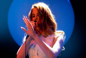 Lana Del Rey Porn Magazine - Lana Del Rey Tries to Live Up to Her Glamorous Image at New York Show