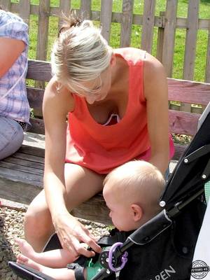 Mom Downblouse Porn - Downblouse Moms