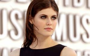 Alexandra Daddario Sexy Wallpaper - Alexandra Daddario Cute HD Wallpapers