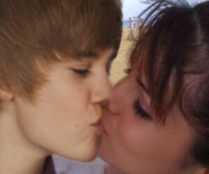 justin bieber jerk off - SELENA GOMEZ PREGNANT WITH BIEBER'S BABY - Page 2 of 2 - Weekly World News