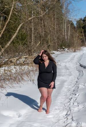 chubby nude in snow - Chubby Outdoor Porn Pics - PornPics.com