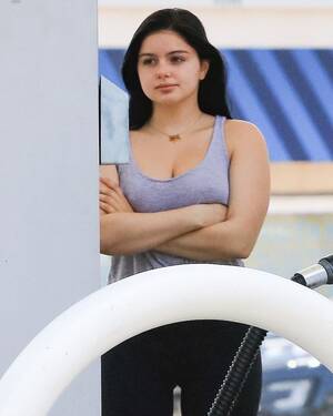 Ariel Winter Pussy Porn - Sarah Hyland Told Her FiancÃ© Which Engagement Ring To Buy And It's Actually  Really Smart