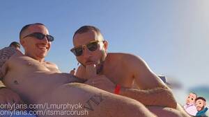 beach voyeurs crowd - ExhibiciÃ³n Salvaje en la Playa: Hombres Calientes se Ponen Traviesos Frente  a la Multitud Porn Video - Rexxx