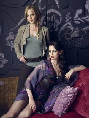 defiance tv show porn - Sisters Amanda (Julie Benz) and Kenya Rosewater (Mia Kirshner) - Defiance  SyFy