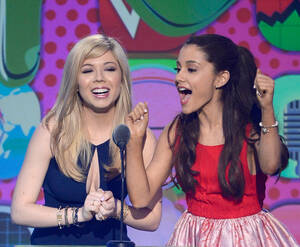 Jennette Ariana Porn Captions - Disgusted Ariana Grande Fans Say She Was 'Sexualized' as Nickelodeon Teen