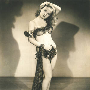 Burlesque Porn Art - Betty Rowland, One of Burlesque's Last Queens, Dies at 106 - The New York  Times