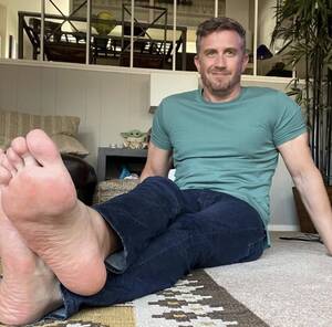 blue bare feet - Bearded captainsole_o shows off his bare soles in blue jeans - Male Feet  Blog
