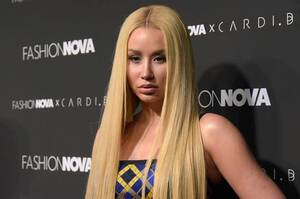 2016 Iggy Azalea Nude - Iggy Azalea Deletes Social Media Accounts, Says She'll Press Charges Over  Leaked Topless Photos | Complex