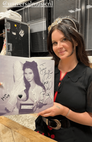Lana Del Rey Nude Porn - Lana signing one of her topless Ocean Blvd vinyls! : r/lanadelrey