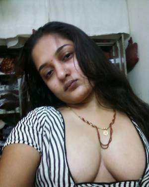 Desi Aunty Porn - Sexy Desi aunty Poornima showing big Boobs and Choot Pics