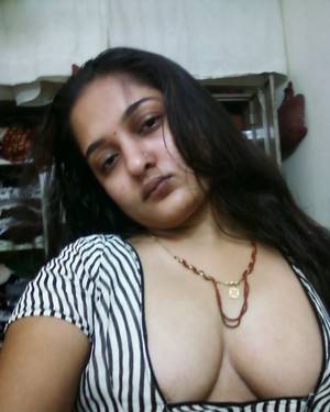 Hot Indian Pussy 2 - Sexy Desi aunty Poornima showing big Boobs and Choot Pics